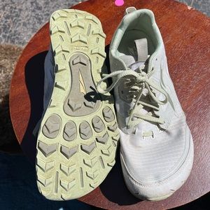 Women’s Altra Natural Foot Shape Running Shoe - men’s 10 women’s 9